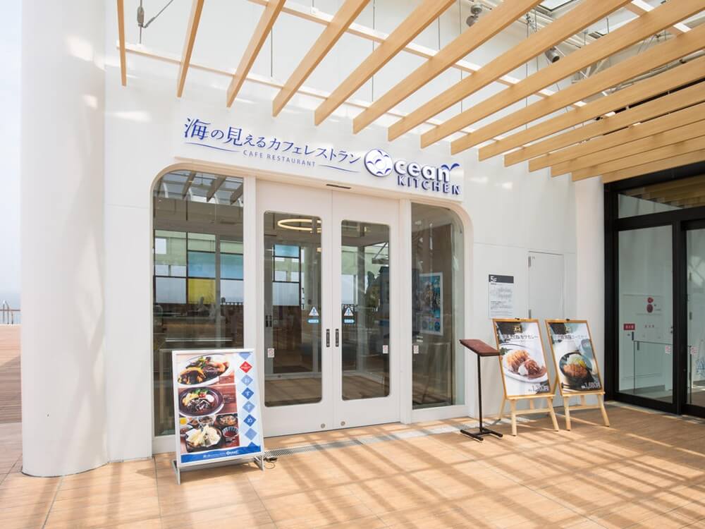 風除室、エントランスホール、ランマ、嵌め殺し窓つき、引き分け自動框ドア、レストラン